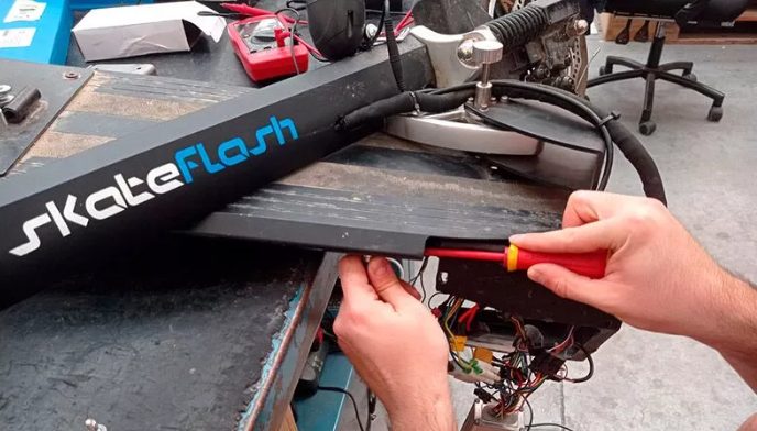 Cómo reparar el sistema de luces en un patinete eléctrico